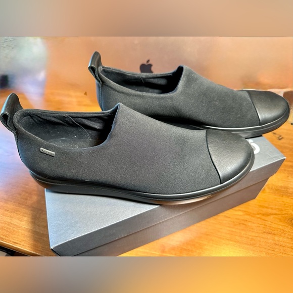 WOMEN’S ECCO ‘sneaker shoe’ Size 41 euro (10 US) Wide width. NEVER WORN
$20 - Picture 3 of 8
